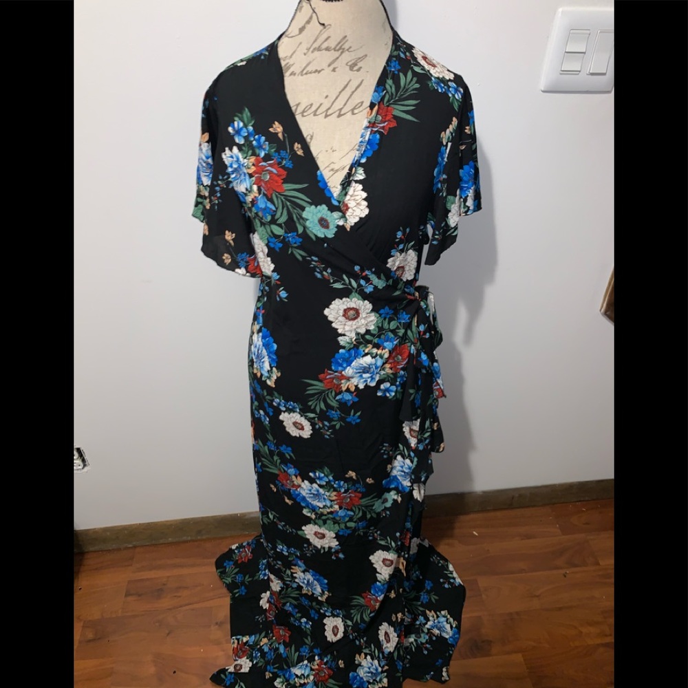 Romeo and Juliet Couture black floral wrap…